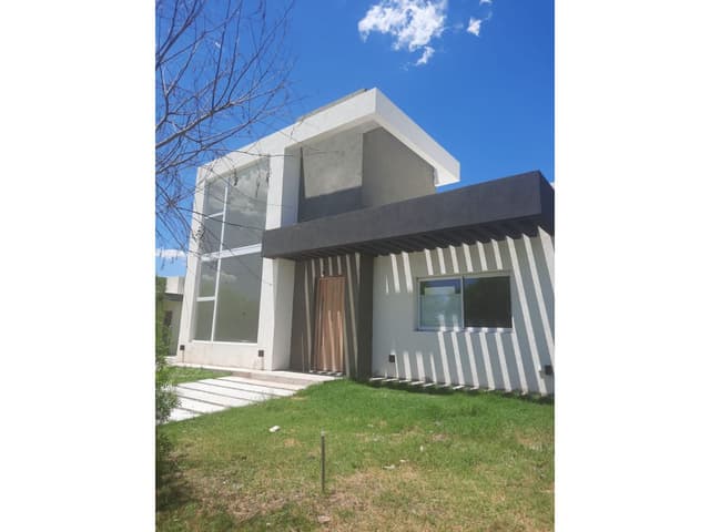 HERMOSA PROPIEDAD EN 1 PLANTA! IMPERDIBLE OPORTUNIDAD! 3 DORM. 1 SUITE C/VEST.