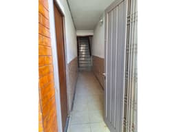 SE ALQUILA CASA EN 2 PLANTAS, 2 DORMITORIOS Y UN COMODIN, PATIO TERRAZA PARRILLERO, ETC. BAIGORRIA AL 800