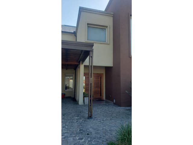 HERMOSA CASA EN VENTA - 6 Ambientes CON PARQUE Y PILETA en BARRIO San Alfonso -Pilar