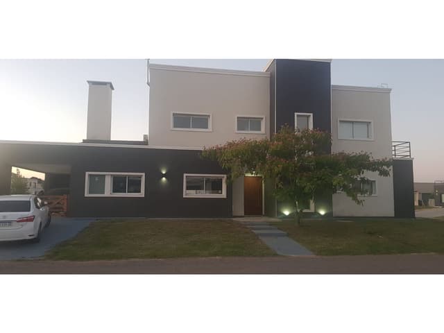 Venta Casa 5 ambientes en Barrio Cruz del Sur San Vicente