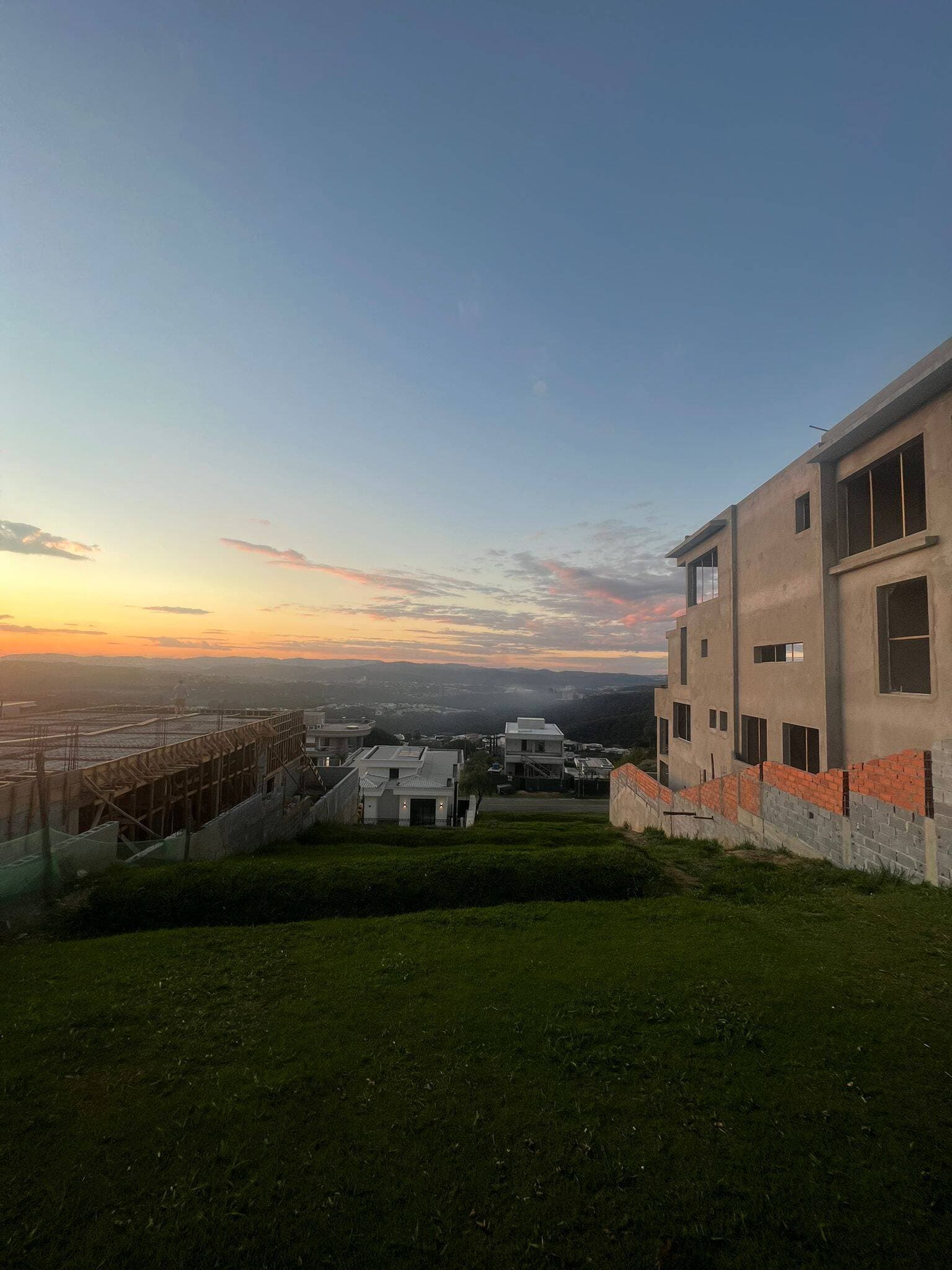 MARAVILHOSO TERRENO COM PROJETO APROVADO NO GENESIS II — foto 1