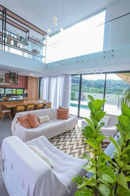 CASA MODERNA DE ALTO PADRÃO NO RESIDENCIAL ITAHYE