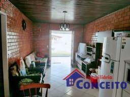 C296 - Linda residência com 03 dormitórios a 100 metros do mar