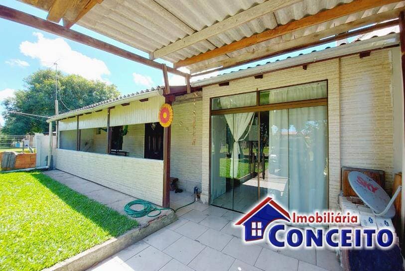 C421 - Excelente residência composta de 03 dormitórios em Albatroz — foto 1