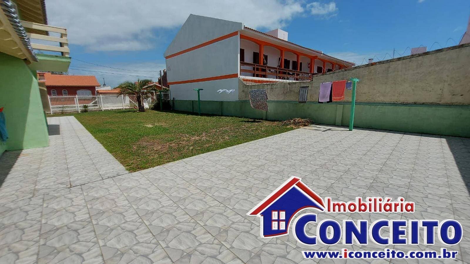 C307 - Residência com 4 dormitórios a 100 metros do mar em Mariluz — foto 4