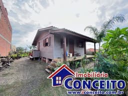 C640 - Residência de madeira em região de moradores no balneário Nordeste