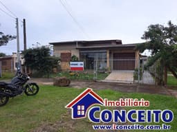 C774 - Residência localizada em Avenida principal de Imbé