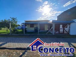 C633 - Residência de madeira em excelente localização no balneário Albatroz