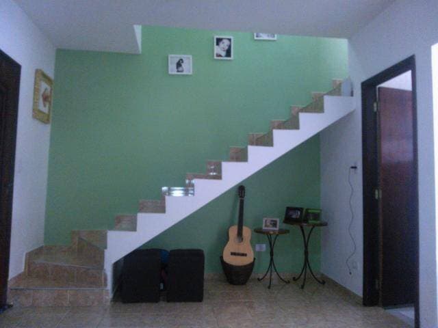 LINDA CASA DE COND. COM QUINTAL GRANDE E BAIXO VALOR DE COND — foto 1