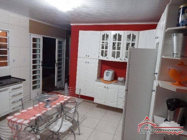 LINDA CASA COM PISCINA EM JACAREI - SP — foto 4