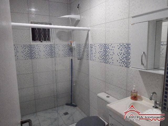 LINDA CASA COM PISCINA EM JACAREI - SP — foto 12