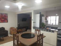 CASA COM GARAGEM PARA 6 CARROS NO PQ DOS PRINCIPES JACAREÍ SP