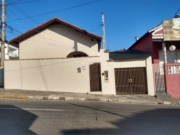 CASA 4 DORMITÓRIOS CENTRO DE JACAREÍ LOCAÇÃO — foto 1
