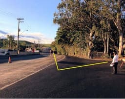 Área / terreno no bandeira branca de frente para a pista