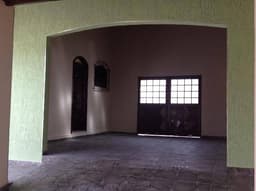 CASA COM EDICULA NO PQ SANTO ANTONIO JACAREÍ SP
