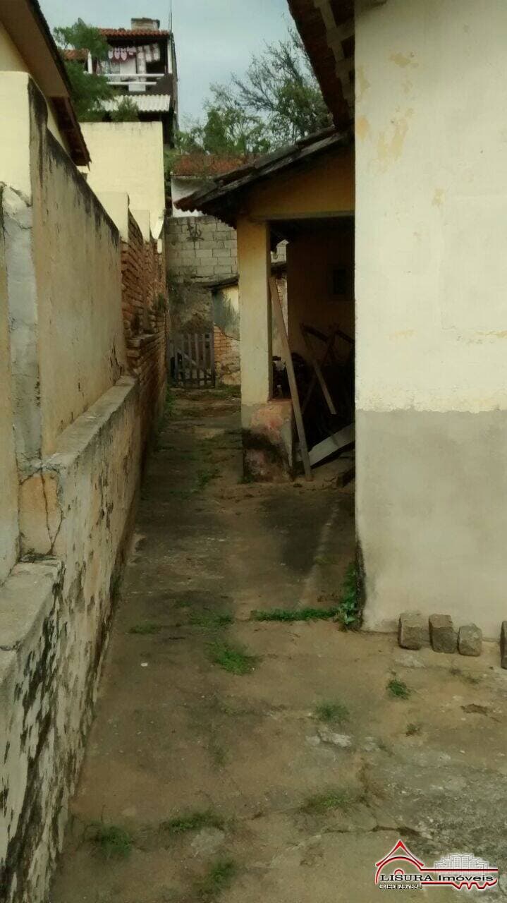 CASA NO CENTRO DE JACAREÍ SP ESTUDA TROCA POR CASA DE MENOR — foto 2