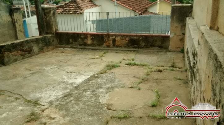 CASA NO CENTRO DE JACAREÍ SP ESTUDA TROCA POR CASA DE MENOR — foto 9