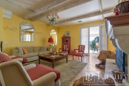 Casa à Venda em Estilo Provençal em Campos do Jordão com 8 Suítes