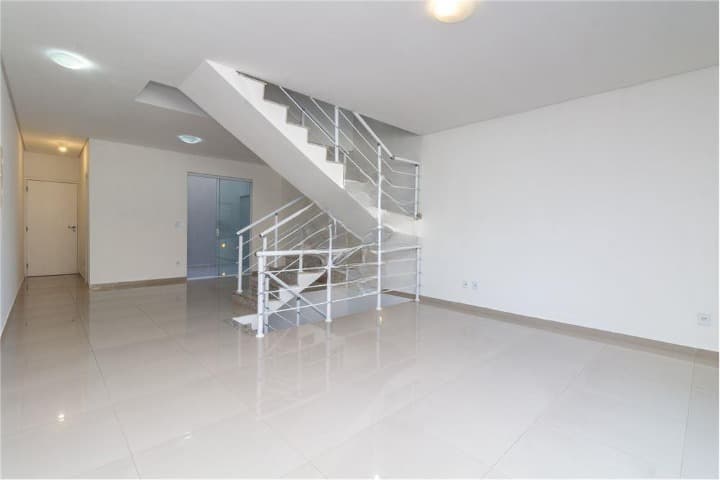 Sobrado à venda, 160 m², 3 quartos, 3 banheiros, 3 suítes — foto 2