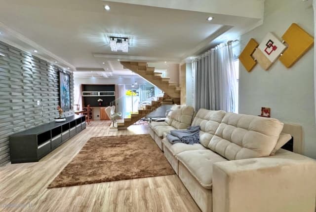 Sobrado à venda, 304 m², 4 quartos, 5 banheiros, 3 suítes