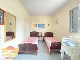 Casa com piscina averbada, 350 metros da praia central