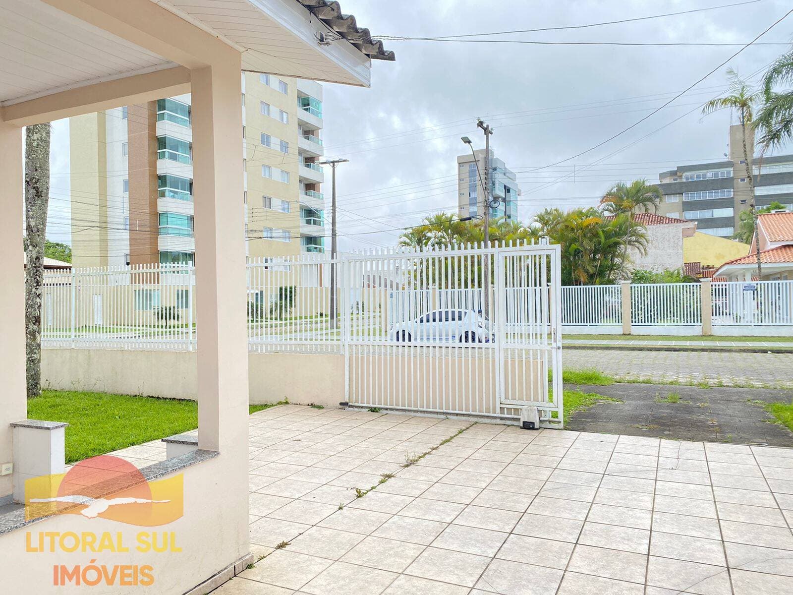 Casa com piscina averbada, 350 metros da praia central — foto 4