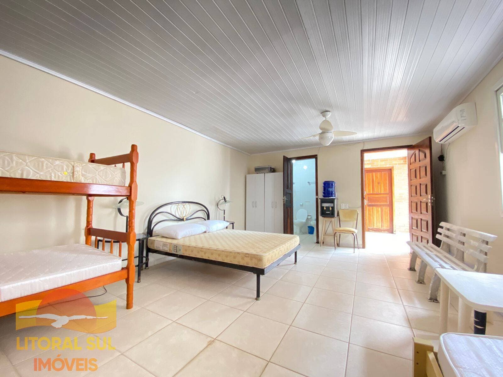 Casa com piscina averbada, 350 metros da praia central — foto 11