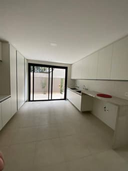 Linda casa com paisagismo e próxima a portaria !!!!